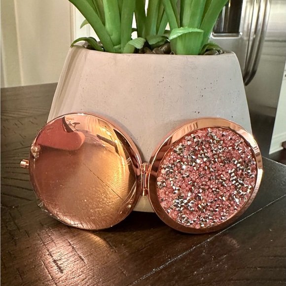 NEW!! Glam Compact Mirror - Picture 3 of 13